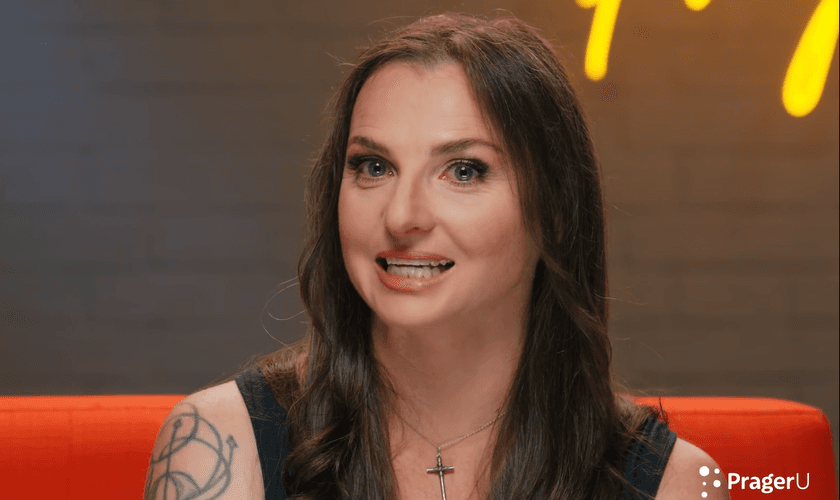 Adrienne Johnson encontrou Jesus através da peça de teatro “Cartas de um diabo a seu aprendiz”. (Foto: YouTube/Stories of Us).