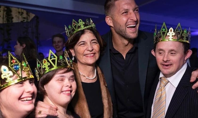 Tim Tebow criou a festa “Night to Shine” para homenagear crianças com deficiência. (Foto: Tim Tebow Foundation).