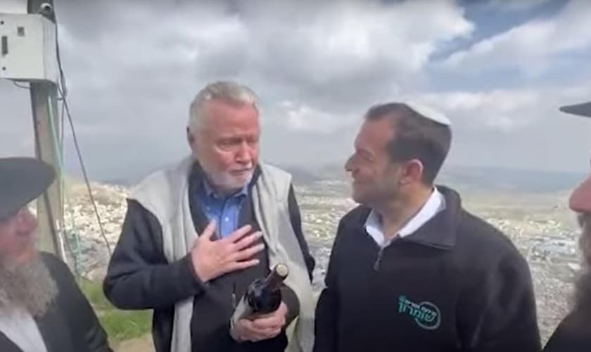 Momento em que o ator recebe um vinho de Samaria e fala sobre a profecia de Jeremias. (Foto: Captura de Tela/YouTube Israel National News Arutz Sheva)