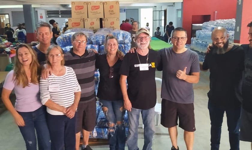O presidente do Conselho dos Ministros Evangélico do Município de Petrópolis (Comempe), Pr. Carlos Carnavalli (ao centro de camiseta preta) e equipe em polo de doações. (Foto: Pr. Carlos Carnavalli)