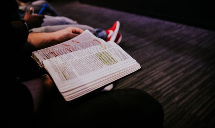 Lendo a Bíblia sozinho (Foto: Hanna Busing/Unsplash)
