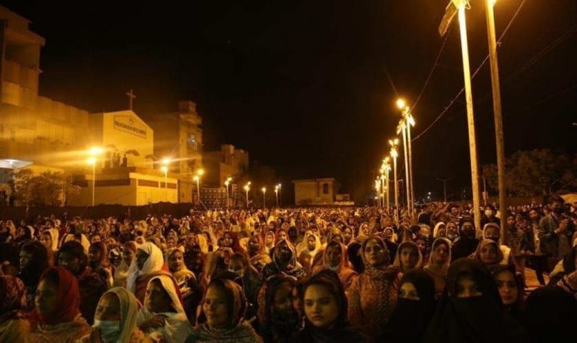 Evento evangelístico no Paquistão. (Foto: Reprodução/MNN/Cortesia de Bibles For The World)