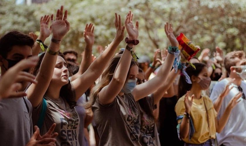 Jovens em oração na Praça da Assembleia, em Belo Horizonte. (Foto: Vox Central/Instagram)
