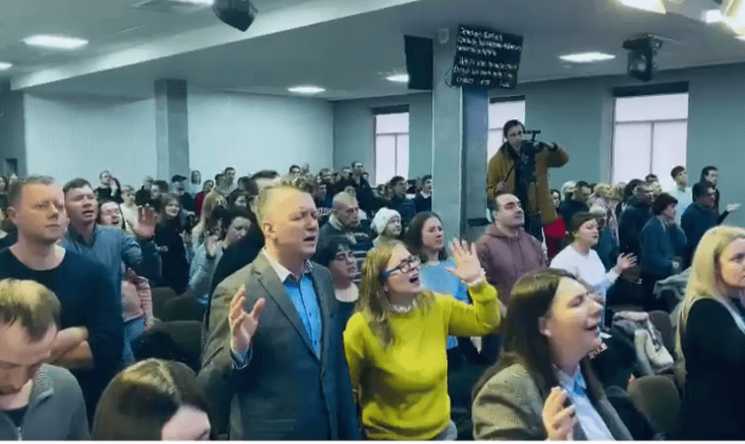 Culto em igreja evangélica ucraniana realizado no domingo, 27 de fevereiro de 2022. (Print da tela Facebook CBN News)