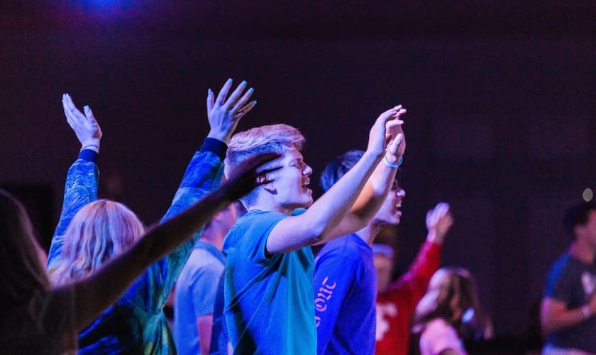 Igrejas promovem retiros espirituais para a juventude, neste feriadão. (Foto: Unsplash/Jesus Loves Austin).