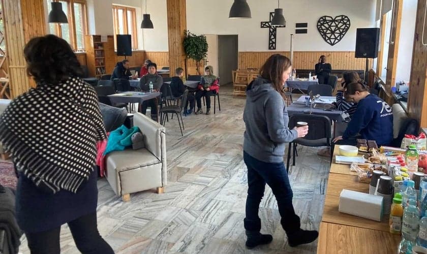 Os cristãos nas igrejas batistas polonesas trabalham em turnos para estarem prontos para receber refugiados 24 horas por dia. (Foto: cortesia da Igreja Batista Chelm, IMB)