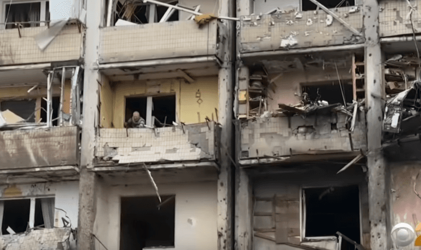Prédio destruído por bombas na Ucrânia. (Print de tela / CBS News)