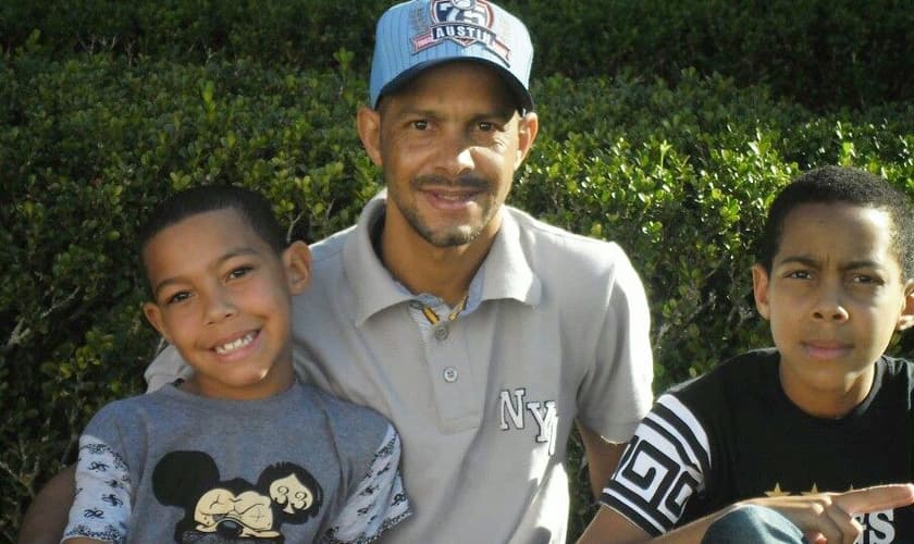 Alex Sandro Condé e seus dois filhos, em foto tirada em 2016. (Foto: Facebook)