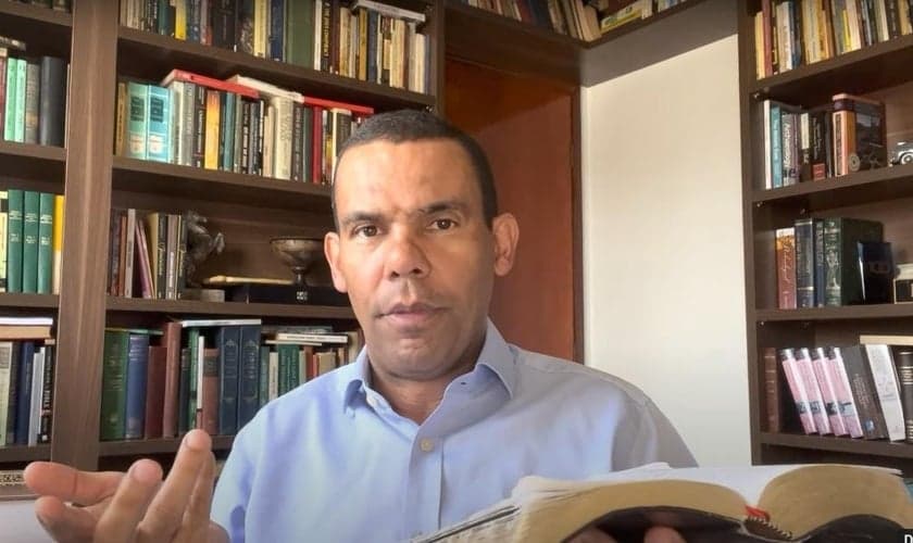Rodrigo Silva, arqueólogo, teólogo e historiador. (Foto: Captura de tela/YouTube Rodrigo Silva Arqueologia)