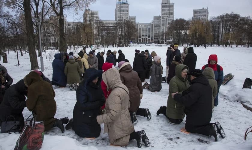 Ucranianos oram na neve, em praça da cidade de Kharkov (Foto: Reprodução/IMB)