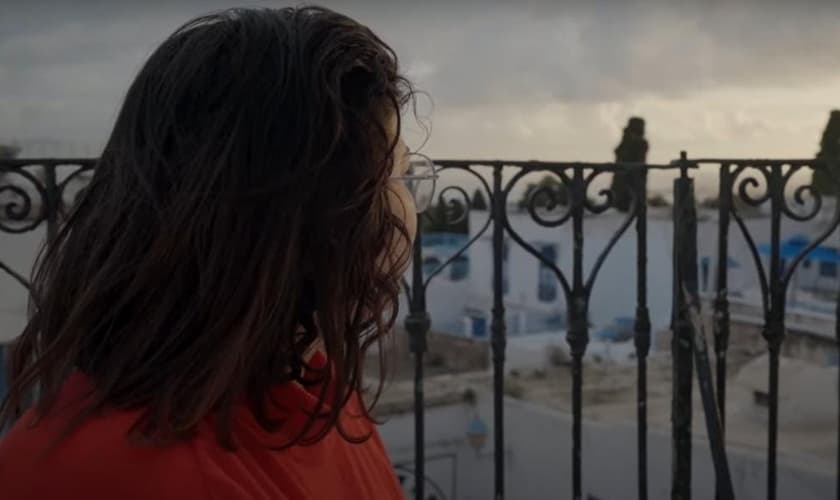 Cristã perseguida no Norte da África, conhecida por Sarah, seu nome fictício. (Foto: Captura de tela/YouTube Portas Abertas)