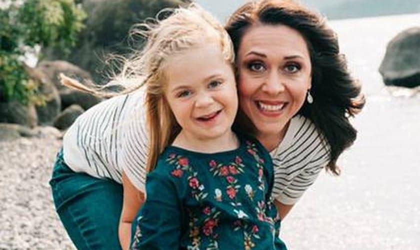 A congressista Jaime Herrera e sua filha, Abigail. (Foto: Facebook/Jaime Herrera Beutler)