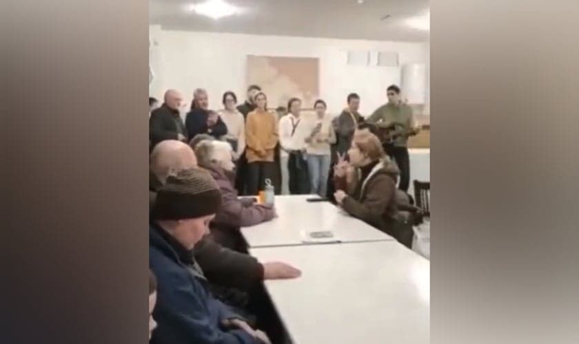 Cerca de 75 pessoas se reuniram na Igreja Batista Central para cultuar a Deus. (Foto: Reprodução/Twitter/Eric Costanzo).