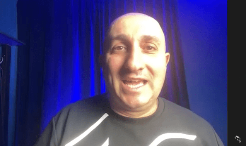 Karen Zelfimein relatou episódios sobrenaturais que estão salvando soldados e civis ucranianos. (Foto: YouTube/Sid Roth's It's Supernatural!).