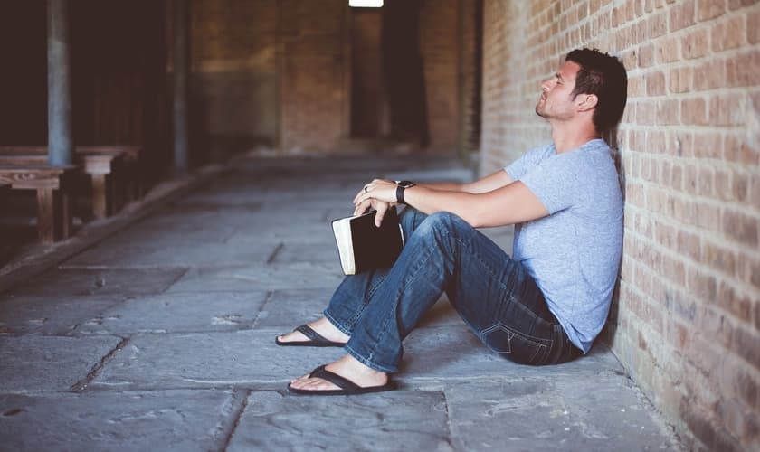 O distúrbio, relacionado ao trabalho, também pode atingir líderes cristãos. (Foto: Unsplash/Ben Branco).