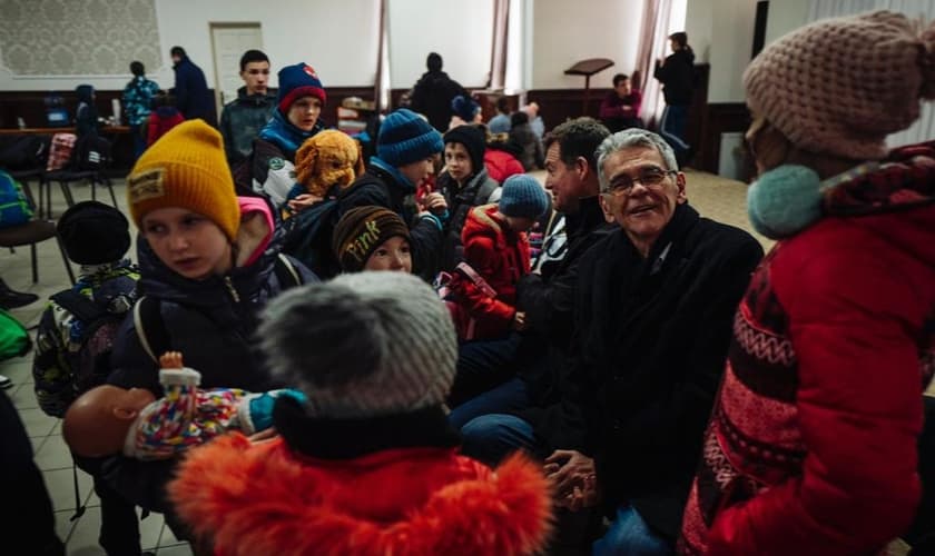 Crianças órfãs em Lviv, na Ucrânia, enquanto aguardam o trem para Varsóvia. (Foto: Elias Dantas)