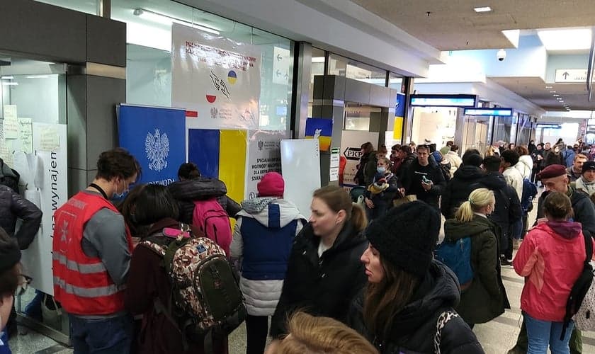 Ponto de ajuda para refugiados da Ucrânia em Cracóvia na estação ferroviária Kraków Główny. (Foto: Zalasem1 / Creative Commons)