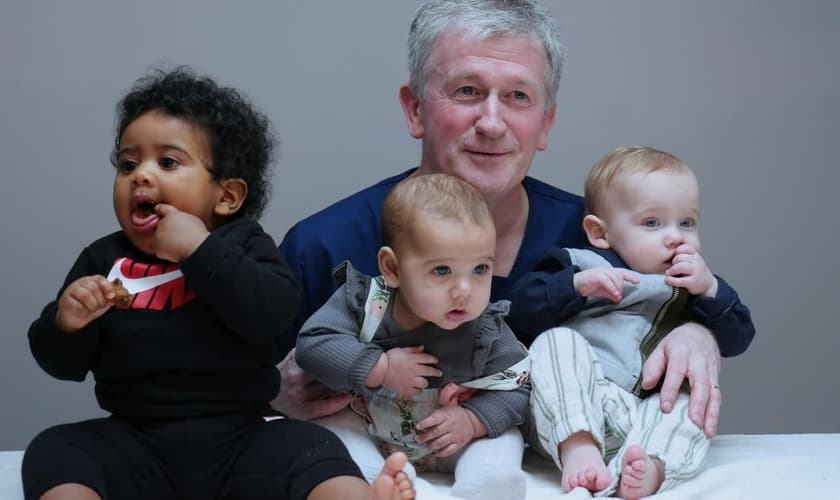 O Dr. Dermot Kearney prescreve tratamento para reverter aborto em mães arrependidas. (Foto: Christian Legal Centre).