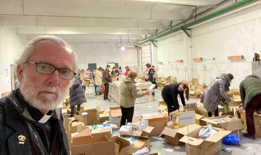 Pastor Bill Devlin em um armazém no oeste da Ucrânia, recebendo suprimentos. (Foto: Bill Devlin).