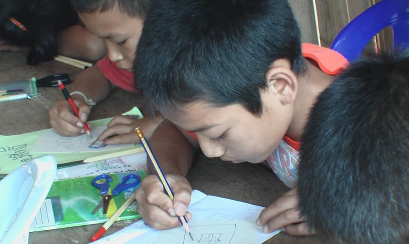 Alunos chineses de área rural serão obrigados a aprender mandarim, seguindo padrões do Partido Comunista. (Foto: Portas Abertas)