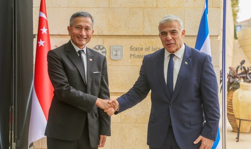 Os ministros de relações exteriores Vivian Balakrishnan, de Singapura, e Yair Lapid, de Israel. (Foto: Twitter/Vivian Balakrishnan)