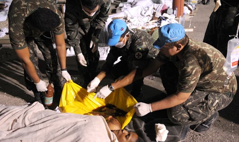 Cenas de ajuda humanitária após o terremoto de 2010, no Haiti. (Foto: Wikimedia Commons)