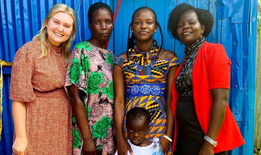 A missionária Allie White, da IMB, ministra mulheres que trabalham em bordéis em favelas em Kampala, Uganda. (Foto: Reprodução / IMB)