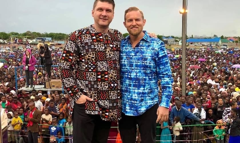 Daniel Kolenda, presidente do CfaN e o evangelista Paul Maurer em cruzada na Tanzânia. (Foto: Reprodução / Instagram Paul Maurer)