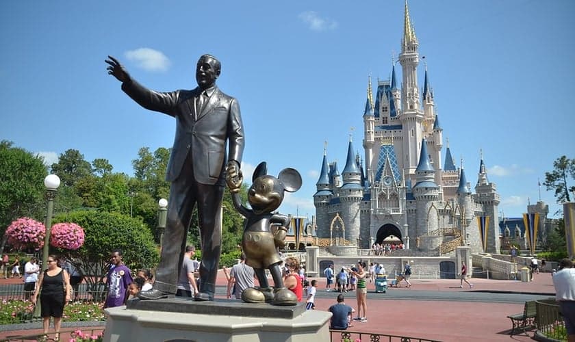 Estátua de Walt Disney em frente ao Castelo da Cinderela do Magic Kingdom. (Foto: Michael Kappel / FLickr)
