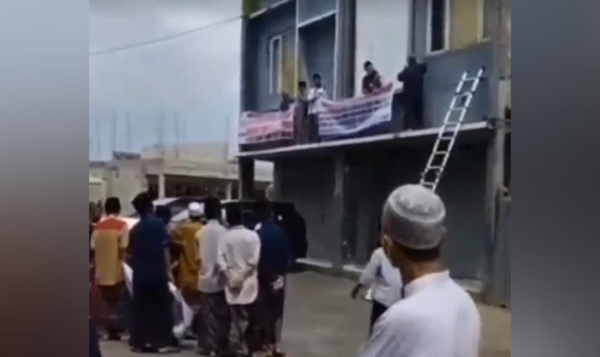 O grupo cercou a HKBP Church e pendurou uma faixa com ameaças. (Foto: Instagram/HKBP Rancaekek).