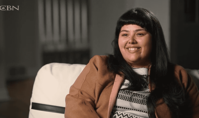 Após a morte do pai, Sarah Gonzalez se rebelou contra Deus até ser coberta por sua graça. (Foto: Reprodução/CBN News).