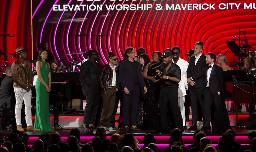 Maverick City Music e Elevation Worship recebem seu prêmio de Melhor Álbum de Música Cristã Contemporânea. (Captura de tela: YouTube / Recording Academy/GRAMMYs)