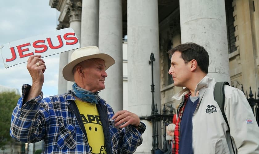 Evangelismo de rua. (Foto: Malcolm Lightbody / Unsplash)