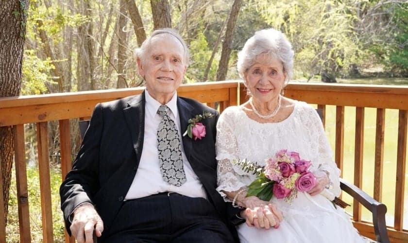 Janice, de 89 anos, e Otto, de 82 anos, se casaram no centro onde vivem. (Foto: Time Knot Forgotten Photography/Belmont Village).
