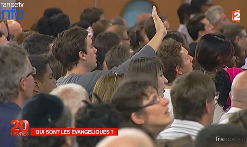 Culto de adoração mostrado em reportagem da France TV. (Imagem: Vídeo France TV / França 2)