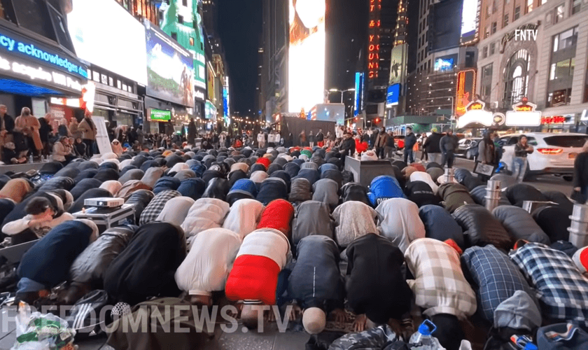 O pregador Samer Mohammed pregou o Evangelho durante o Ramadã na Times Square. (Foto: YouTube/FNTV - FreedomNewsTV).