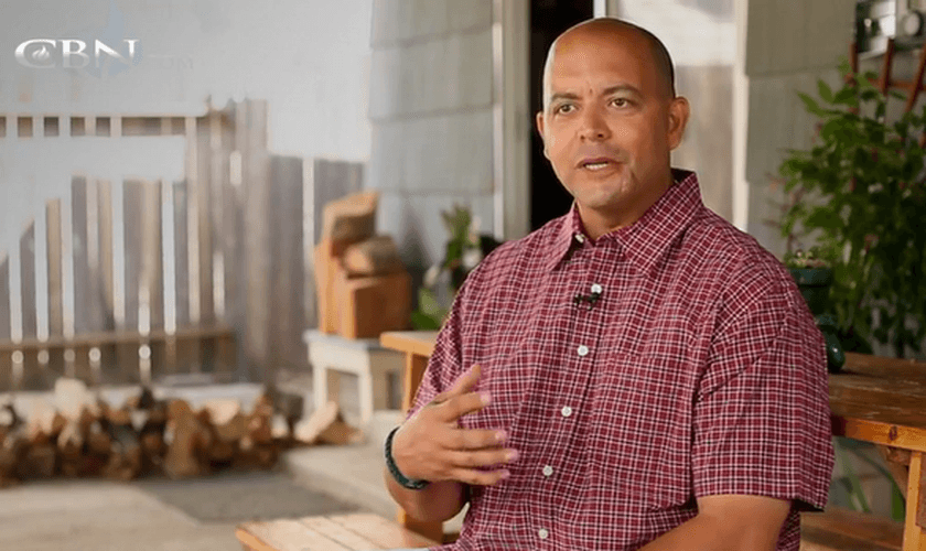 Joey Ortiz teve a vida transformada ao ter um encontro com Jesus. (Foto: Reprodução/CBN News).
