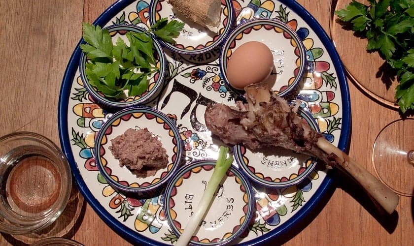 Prato de Seder de Páscoa. (Foto: Wikipedia)