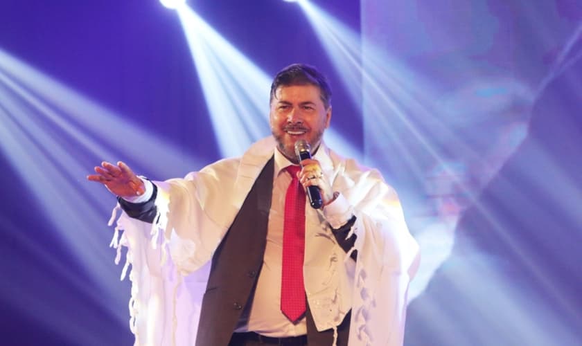 Joel Engel durante ministração no Alinhamento Profético. (Foto: Ministério Engel)