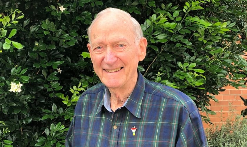 Ken Deck, usando seu "crachá de boas notícias". (Foto: Reprodução / Eternity News)