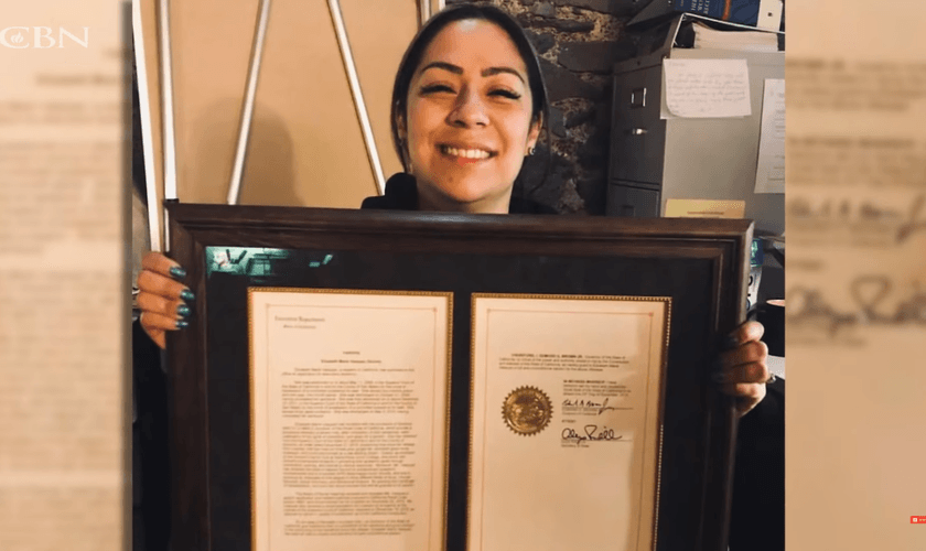 Elizabeth ganhou o perdão do governador por seus crimes do passado. (Foto: YouTube/The 700 Club).