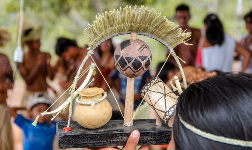 Ioná e Kenai perderam o emprego como professores na aldeia por se tornarem cristãos. (Foto: Mission Board Internacional).