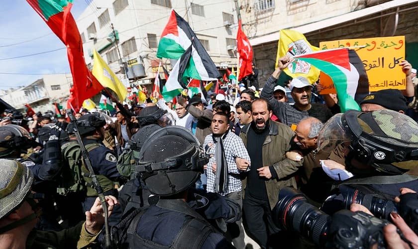 Imagem ilustrativa. Policiais israelenses impedem palestinos de entrar na rua Al-Shuhada, em Hebrom. (Foto: Mustafa Bader/Wikimedia Commons)