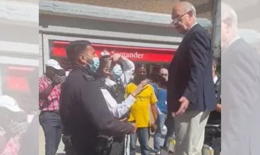 Momento em que o pastor John Sherwood foi detido por policiais. (Foto: Captura de tela/YouTube Pastor John Sherwood Arrest)