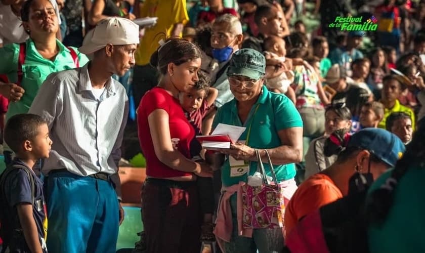 Um conselheiro explica mais sobre o Evangelho às pessoas que manifestaram interesse no final do evento. (Foto: Associação Evangelística Billy Graham)