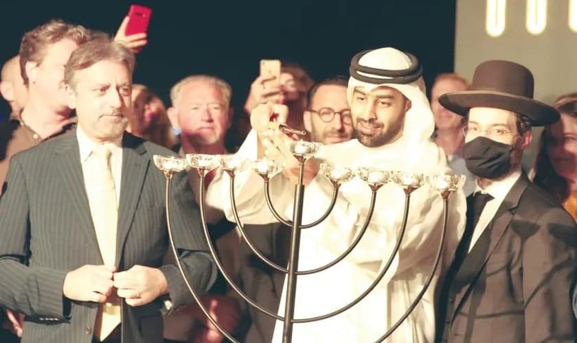 Acendimento de velas na festa de Hanukkah do Conselho Judaico dos Emirados no ano passado. (Foto: Conselho Judaico dos Emirados)