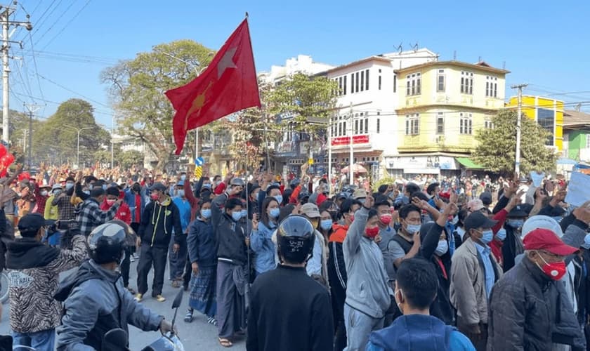 Os protestos em Mianmar começaram após o governo militar assumir o poder. (Foto: Portas Abertas)