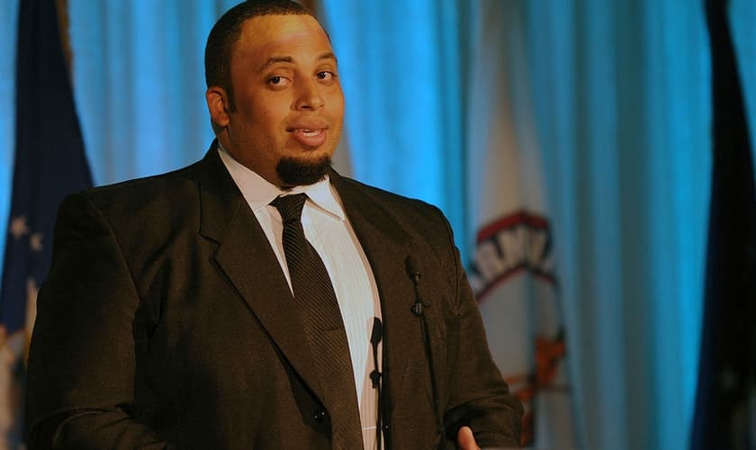 O ex-jogador da NFL, Jason Brown, se aposentou para seguir um chamado. (Foto: Wikimedia Commons)