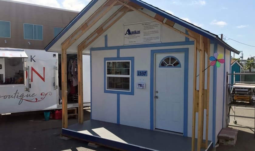 As cabanas servirão como moradia de emergência para mulheres e crianças. (Foto: Amika).