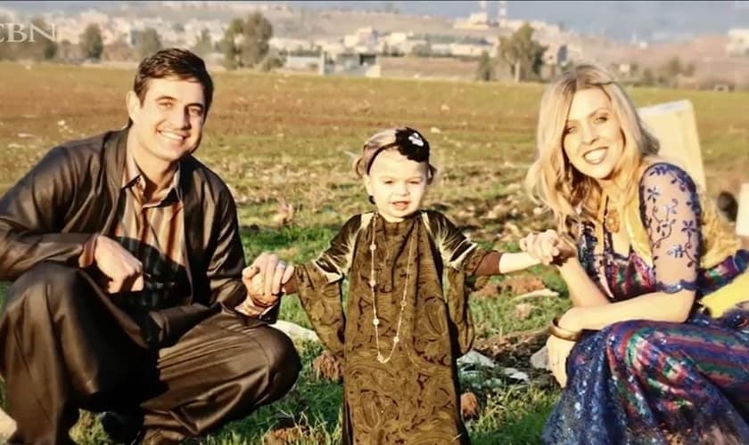 Joshua, Bevin e a filha Haven. (Foto: Captura de tela/YouTube CBN News)